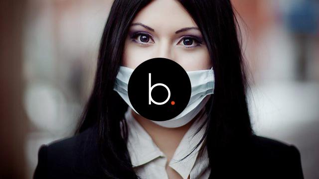 Veja a mulher da boca rasgada.