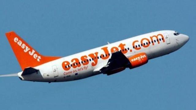 Piloti di linea giocano nella cabina di pilotaggio e postano le foto via social