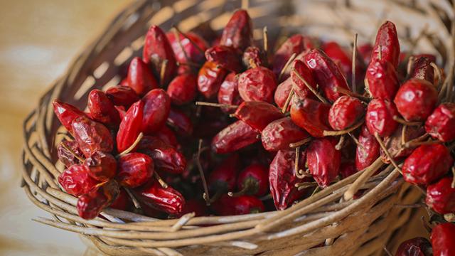 VIDEO - Partecipa ad una degustazione di peperoncino e finisce in ospedale