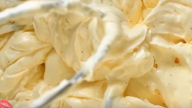 Mousseline pastry cream hand its several delicious variations