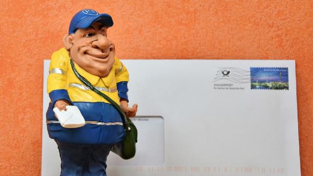Poste: si cambia, se aspettate un pacco il postino potrà suonare fino a sera