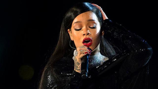 Reporter gets roasted by Rihanna on the red carpet