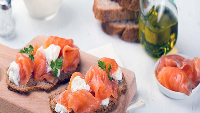 Ricetta: Pane tostato con salmone affumicato