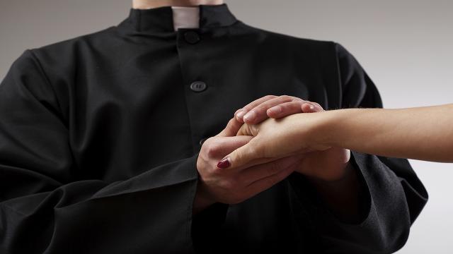 Scopre tradimento della moglie con un sacerdote e viene picchiato