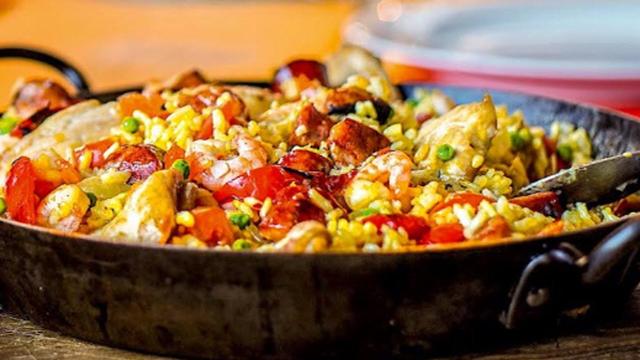 Paella alla Valenciana con carne, pesce e verdure varie