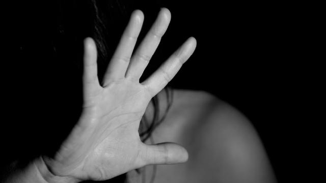 Salerno: donna si cala dalla finestra nuda, stava sfuggendo al suo aguzzino