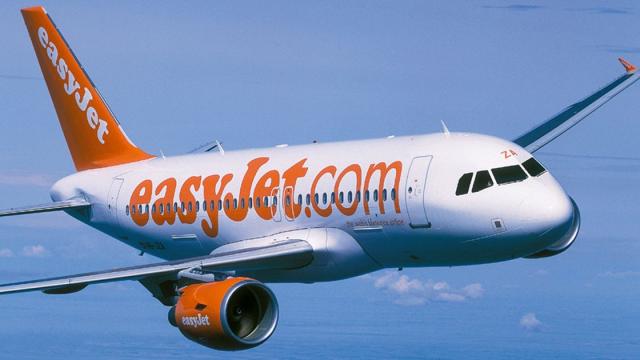 La turista si spoglia sull'aereo e scoppia subito una rissa
