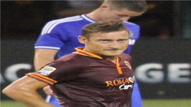Cristian Totti e il fairplay: non segna e soccorre il portiere dopo uno scontro