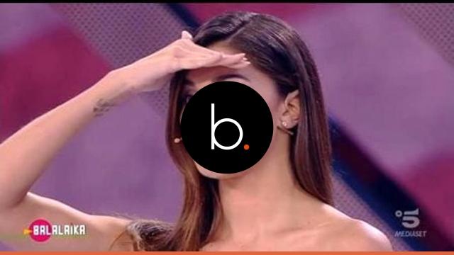 Belen e l'incidente bollente: la vestaglia si apre e mostra le sue curve
