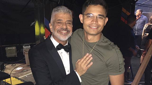 Lulu Santos aceita pedido de casamento no palco