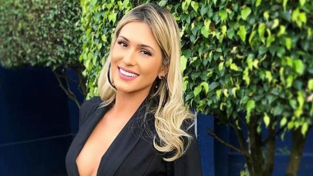 Livia Andrade posa ousada para reclamar do Instagram: 'ninguém lê a legenda'