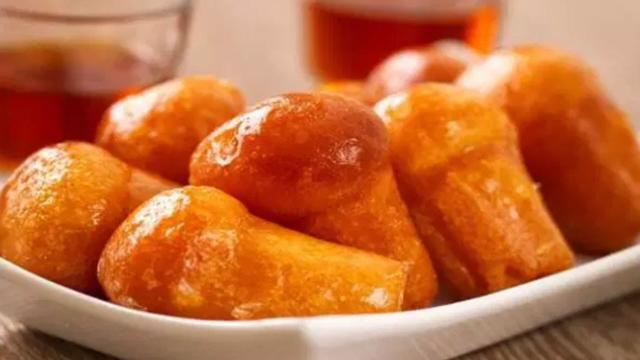 Babà al rum, la ricetta polacca diventata simbolo della cultura partenopea
