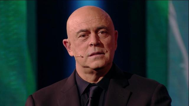 Maurizio Crozza si scaglia contro il Partito Democratico con tagliente ironia