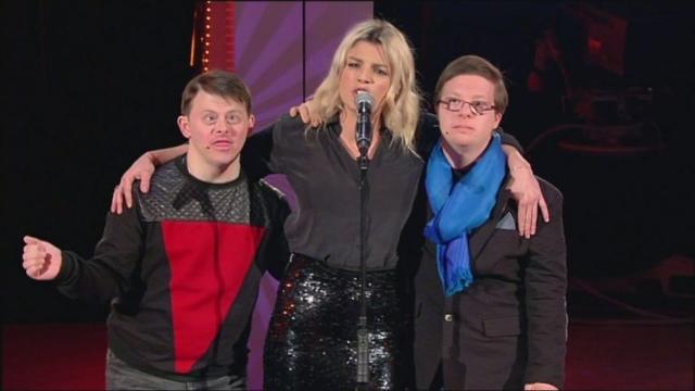 Emma Marrone fa una sorpresa a due piccoli fan affetti da sindrome di Down