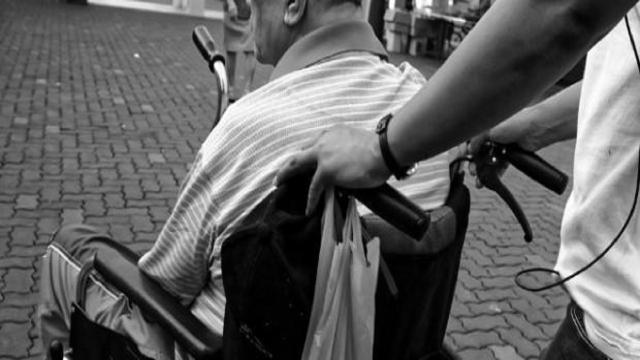 Badanti, differenze tra Italia e Svizzera: stipendi, vitto e alloggio