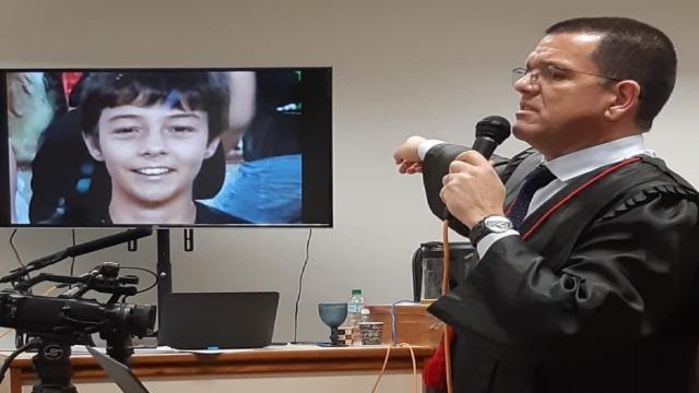 Foto do menino Bernardo é mostrada durante Júri