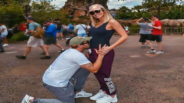 Raíssa Naves e Henrique anunciam gravidez na Disney