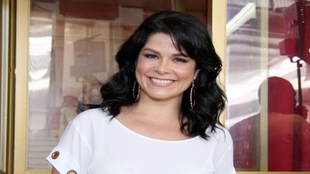 Com alguns quilos a mais, Samara Felippo dá lição de autoestima