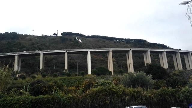 Calabria, giovane di 30 anni si getta dal viadotto e muore