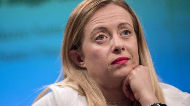 Militanti M5S contro Giorgia Meloni, che vuole il referendum per abrogare il RdC