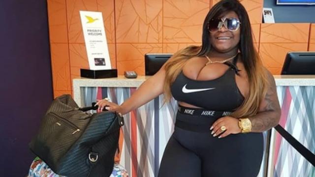 Jojo Todynho exibe decote em desfile e releva que irá colocar piercing nos seios