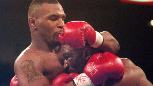 Holyfield ricorda il celebre episodio del morso di Tyson: 'Non voleva andare k.o'