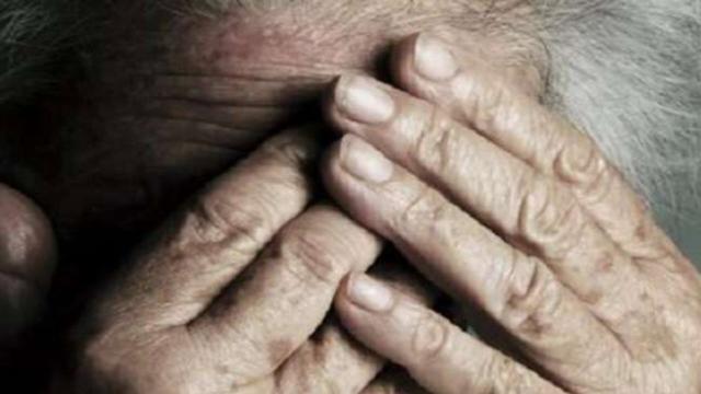 Roma, 5 rom entrano in casa sua per derubarla e la spintonano: muore donna di 89 anni