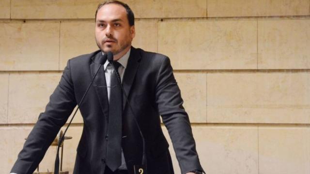 Carlos Bolsonaro acredita que estão tramando o impeachment do seu pai