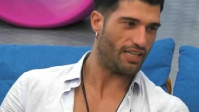 GF16, Michael Terlizzi stufo delle chiacchiere: 'E anche se fossi gay?'