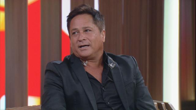 Leonardo recebe “Cleusa de mala e cuia” no camarim após show no Rio