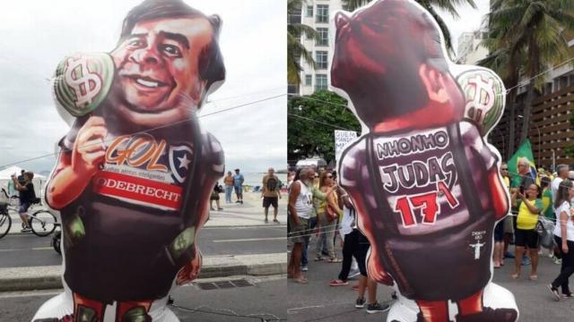 Rodrigo Maia ganha boneco 3,5 metros