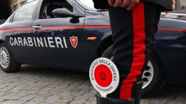 Collepasso, 48enne cosparge il padre di alcool e gli dà fuoco: l'omicida ha confessato