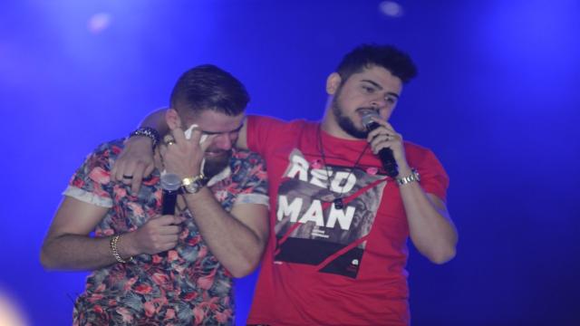 Zé Neto chora no palco e desabafa sobre o filho: 'Não quer falar comigo'