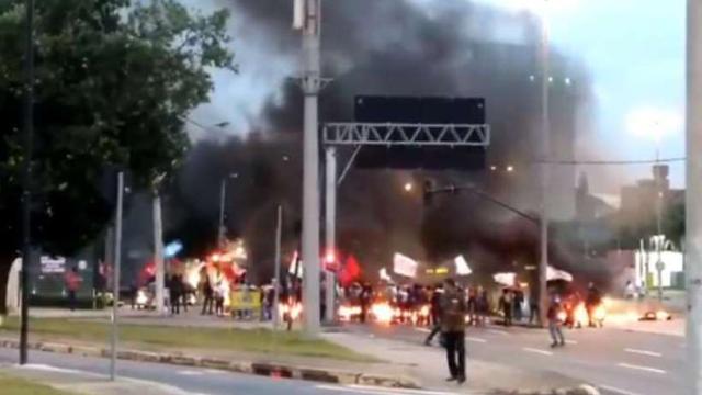 Mulher que inalou fumaça de pneu queimado morrem em Belo Hozizonte