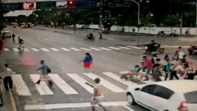 Idosa cadeirante é atropelada e morre enquanto atravessava na faixa com o sinal fechado