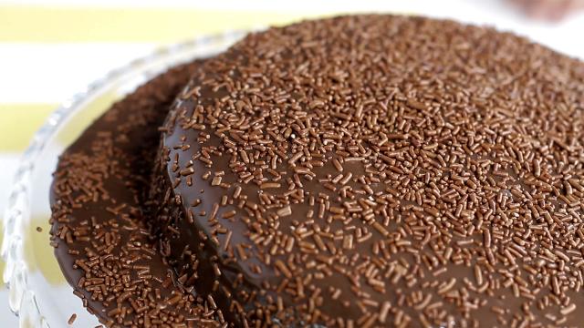 Receita de bolo de brigadeiro fácil de fazer