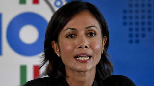 Sta facendo discutere la vignetta di Vauro sulla Carfagna