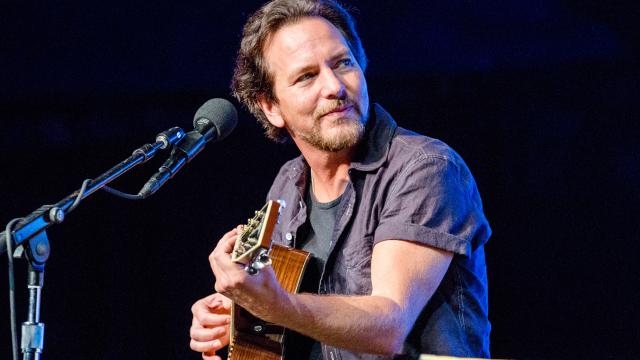 Eddie Vedder regala moltissime cover di artisti internazionali