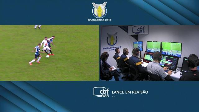 Grêmio vence Vasco de virada em jogo polêmico