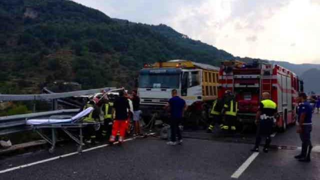 Tragico schianto sulla SS Jonio-Tirreno: due giovani in gravi condizioni