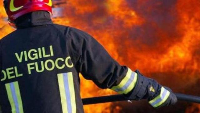 Milano: in fiamme il centro commerciale del quartiere Adriano