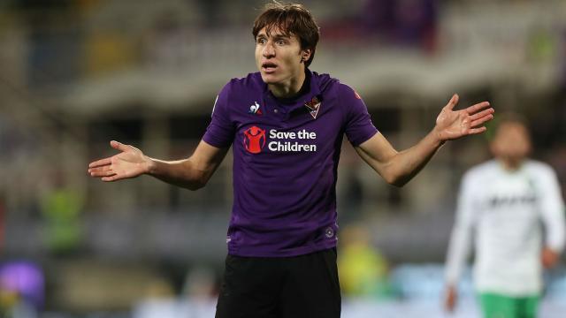 Mercato: Chiesa furioso con i viola, esce dal bus e ignora i giornalisti: vorrebbe la Juve