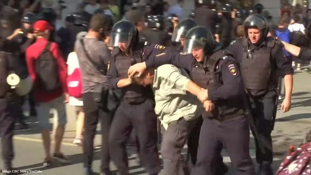 Russia: Riot police crack down by arresting hundreds of protesters in Moscow