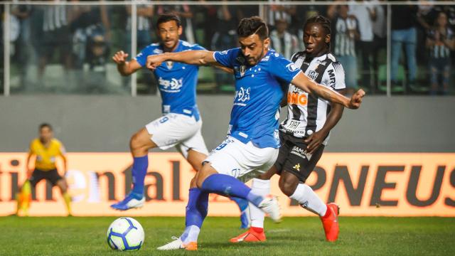 Cazares eterniza em quadro jogada que deixou jogador do Cruzeiro no chão