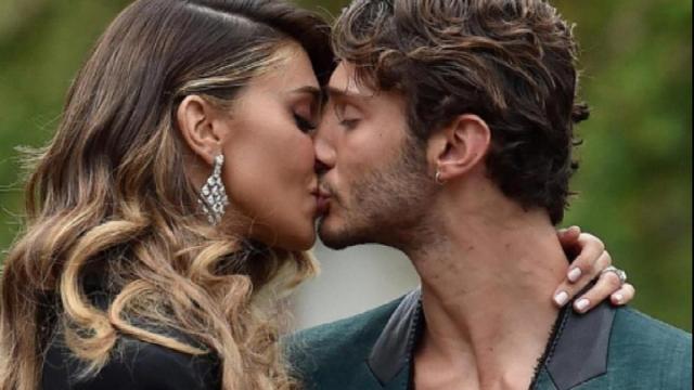 Belen incinta: il ballerino però per il momento smentisce 