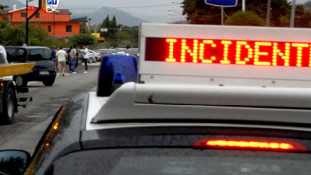 Gugnano, incidente all'alba: auto impatta un palo della luce
