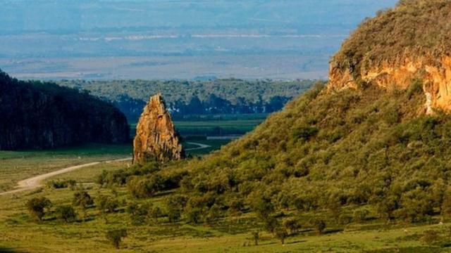 Kenya Hell's Gate : Six bodies found after tour group swept away by flood