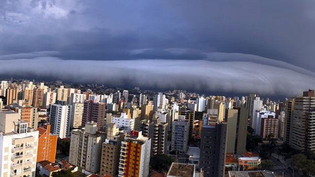 Nuvem rolo passa por Campinas (SP) e escurece o dia