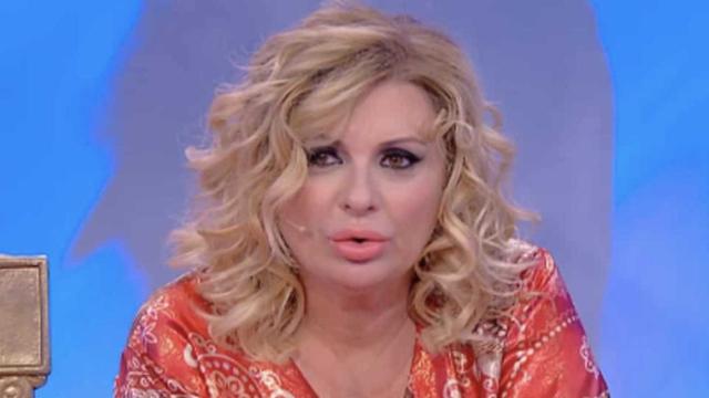 Uomini e Donne: Anna fa la conoscenza di un cavaliere, Tina Cipollari sale sulla bilancia