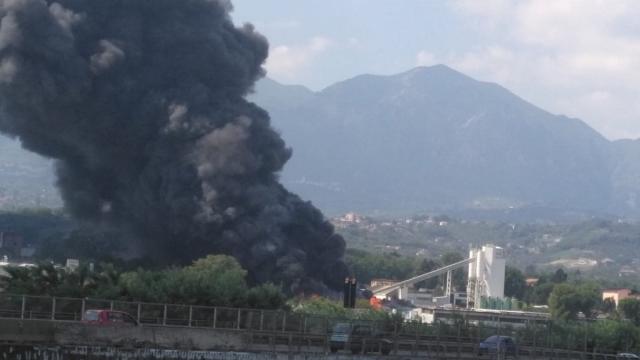 A fuoco una fabbrica di batterie per auto, Avellino invasa dal fumo